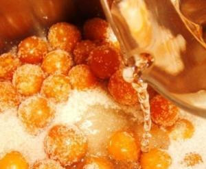 1. Этап. Варенье из физалиса на зиму: 5. Вот и все, наше варенье из физалиса на зиму в домашних условиях готово! Отправляем его по стерилизованным банкам и наслаждаемся лакомством в холодное время года с чаем.