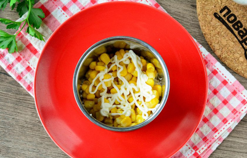 1. Этап. Салат Нежный вкус: С консервированной кукурузы слейте маринад, зерна выложите в салат третьим слоем. Слегка полейте майонезом.