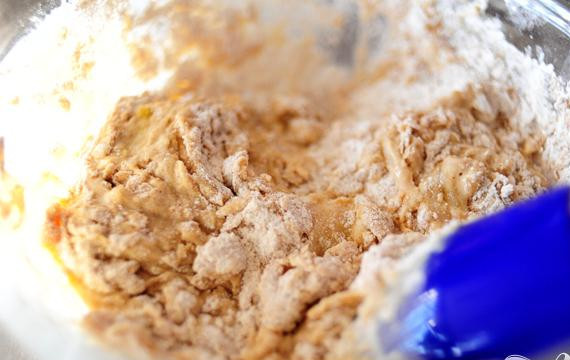 1. Этап. Жареные яблоки в тесте: 3. Аккуратно добавить массу в мучную смесь и перемешать вместе до однородности. Не перемешивать слишком долго.