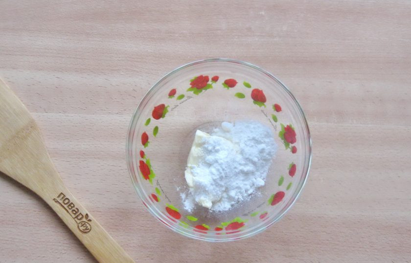 1. Этап. Печенье с зефиром: В мисочку выложите мягкое сливочное масло и сахарную пудру. Тщательно перемешайте.