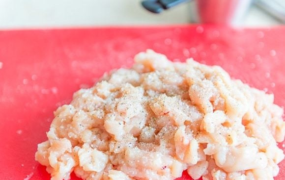 1. Этап. Нудл суп: 6. В это же время грудку мелко нарубите или пропустите через мясорубку. Потом смешайте её с солью и перцем. Наконец добавьте в суп.