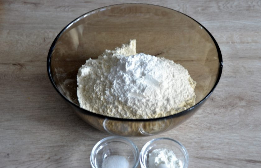 1. Этап. Десерт Ченси: Смешайте сухие ингредиенты — муку, сахарную пудру, соль, разрыхлитель.