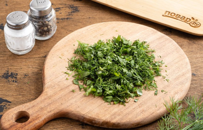 1. Этап. Салат по-грузински из огурцов и зелени: Всю зелень помойте, обсушите, затем порубите ножом.