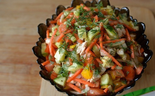 1. Этап. Салат из индейки и овощей Восточный: При подаче посыпаем салат рубленной зеленью, у меня - укроп. Это салат даёт сок при длительном стоянии, но это не только не ухудшает его вкус, но делает ещё более насыщенным. Овощи и индейка становятся будто маринованными от моркови по-корейски. Приятного аппетита! Всего доброго в Новом году!