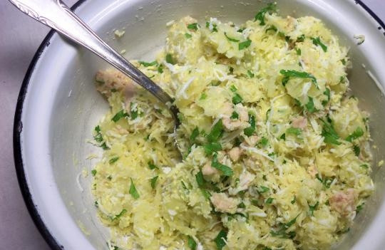 1. Этап. Закусочные шарики с печенью трески: Заранее отварите картофель и яйца. Остудите их, очистите и натрите на тёрке вместе с сыром. Смешайте ингредиенты. Добавьте к ним мелко нашинкованные лук и зелень. Также добавьте печень трески.