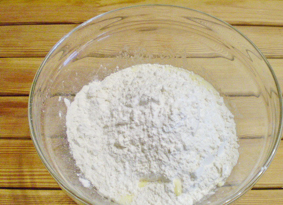 1. Этап. Простое печенье на маргарине: 6. Добавляем муку, соду, при желании ванилин и перемешиваем вилочкой.