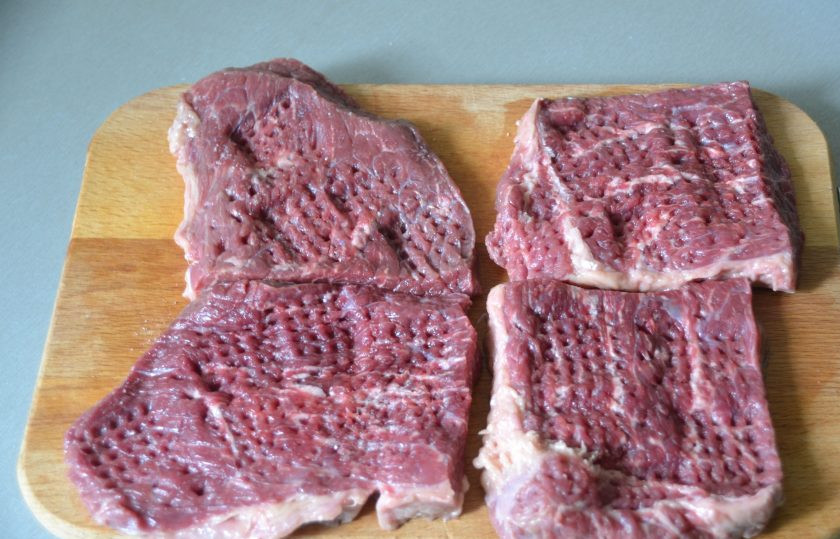 1. Этап. Пеппер-стейк: Слегка отбейте мясо с обеих сторон.