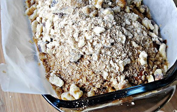 1. Этап. Банановый хлеб с корицей и орехами: 7. После 40 минут убрать хлеб из духовки и посыпать приготовленной ореховой массой. Выпекать в духовке еще 20-25 минут. Дать остыть на решетке в течение 15 минут.