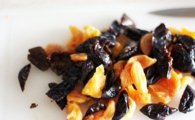 1. Этап. Каша с орехами и сухофруктами: Через 30 минут слейте воду и промойте сухофрукты. Затем нарежьте их небольшими кусочками.