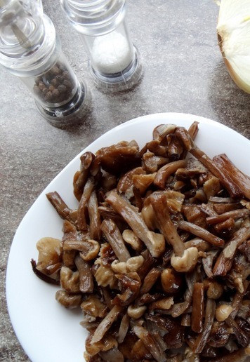 1. Этап. Булочки с грибами под сырной глазурью: В качестве начинки я взяла замороженные опята, подойдут любые лесные грибы или шампиньоны.