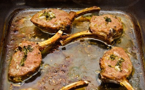 1. Этап. Баранья корейка: Выкладываем мясо на противень и добавляем немного маринада. Отправляем противень в разогретую до 200 градусов духовку на 30-40 минут.