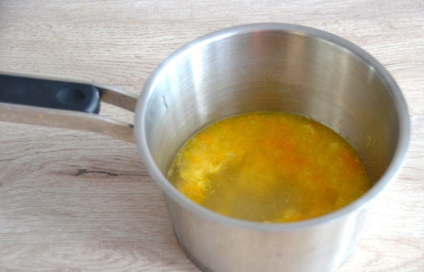 1. Этап. Торт Нежное облако: В сотейник влейте апельсиновый сок, выложите замоченный желатин, нагрейте почти до кипения, но не кипятите. Остудите до температуры примерно 35 градусов.