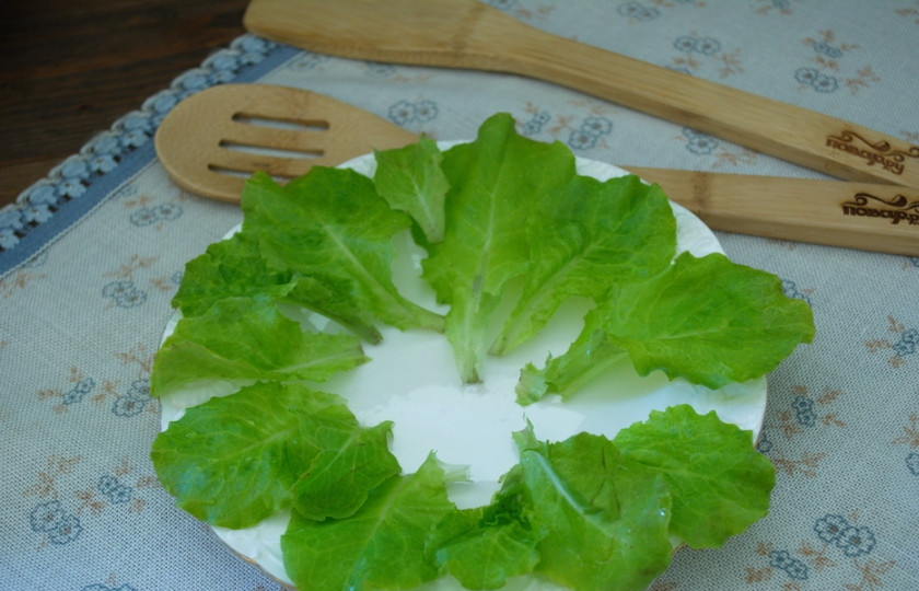 1. Этап. Закуска из помидоров под сыром: Салатные листья выложить на блюдо.