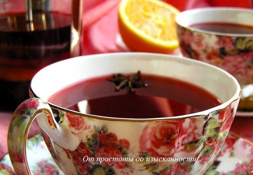 1. Этап. Пунш Красный бархат: Разлейте напиток по чашкам, добавьте сахар по вкусу.