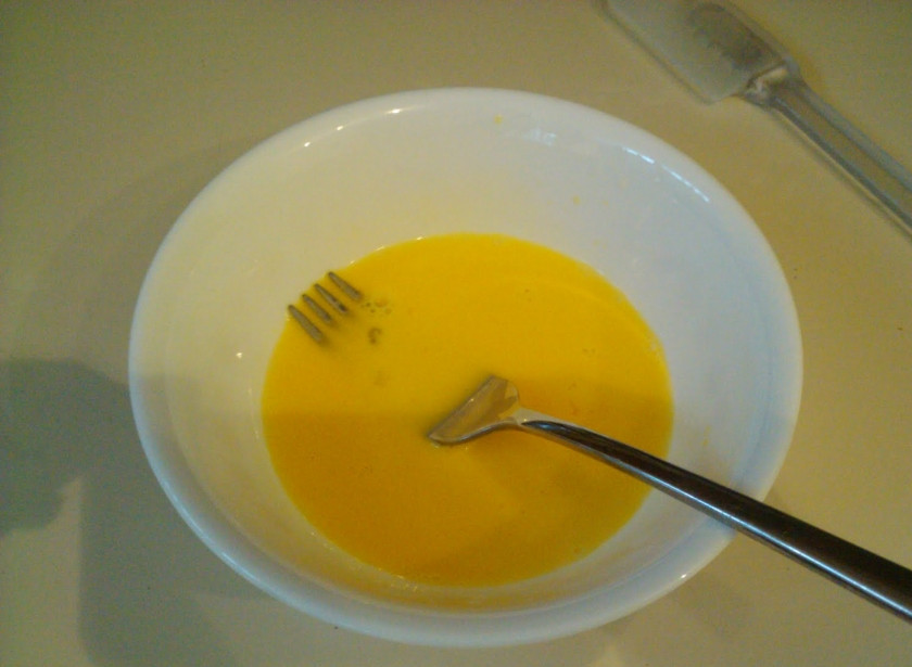 1. Этап. Омлет из желтков: 2. Желтки слегка взбить вилкой и добавить молоко. Все тщательно перемешать и посолить по вкусу. При желании можно приготовить сладкий вариант, заменив соль сахаром.