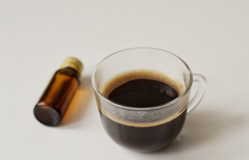 1. Этап. Ванильный латте: Заварите крепкий эспрессо. Добавьте в кофе ванильный экстракт и сироп топинамбура, размешайте.