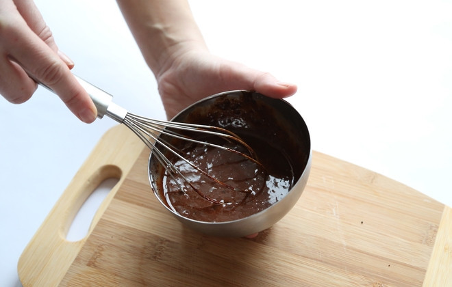 1. Этап. Вкуснейший шоколадный фондан: 1. В сотейник разламываю горький шоколад, добавляю 25 грамм сливочного масла и растапливаю, затем перемешиваю до однородной консистенции.