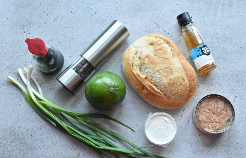 1. Этап. Тост с авокадо и тунцом: Подготовьте продукты для приготовления тостов с тунцом и авокадо. Хлеб можно взять любой: тостерный, ремесленный, батон, на ваше предпочтение. Используйте спелое авокадо. Мякоть должна быть в меру мягкой и упругой.