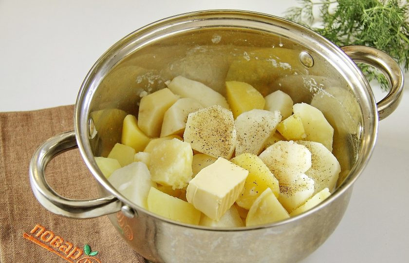 1. Этап. Яйца Пармантье: Картофель нарежьте и отварите в воде до готовности. С готового картофеля слейте отвар, добавьте кусочек сливочного масла и горячее молоко. Посолите и поперчите по вкусу.