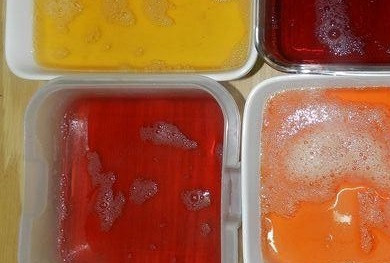 1. Этап. Пляцки украинские: Готовим начинку. Четыре пачки желе растворите в горячей воде, отдельно друг от друга. Когда желе застынет - нарежьте кубиками.