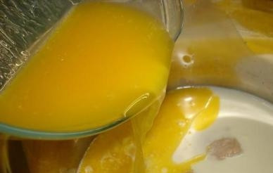 1. Этап. Венское тесто для куличей: Растапливаем сливочное масло - оно тоже не должно быть горячим! И вливаем его к молоку и дрожжам.