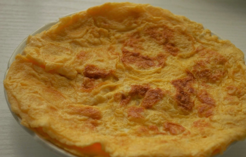 1. Этап. Салат пикантный с ветчиной: Готовые яичные лепешки положите на бумажное полотенце, чтобы не было потом в салате лишнего жира.