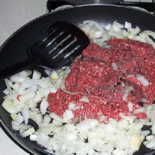 1. Этап. Тройной сырный Зити: Обжариваем вместе с говяжьим фаршем на среднем огне в небольшом количестве масла.