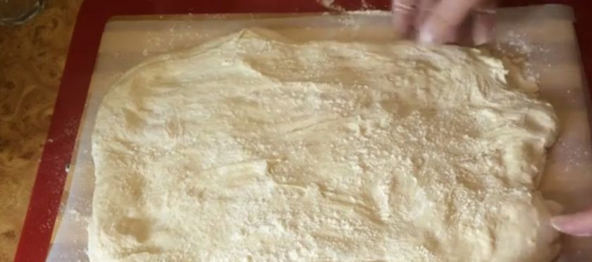 1. Этап. Подовый белый хлеб с орегано: Растяните тесто в прямоугольный пласт 30х40 см. Посыпьте пласт сушеным орегано и скрутите рулет. Подогните края рулета под основание и накройте миской. Оставьте при комнатной температуре на 30-40 минут.