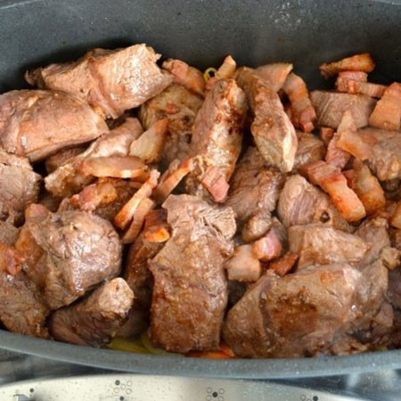 1. Stage. Boeuf Bourguignon: Then add meat and bacon to vegetables, salt and pepper to taste, add flour, mix and fry for a few more minutes.