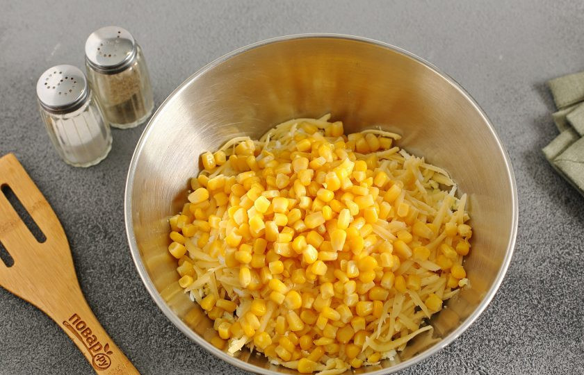 1. Этап. Салат Вечерний: Добавьте консервированную кукурузу, предварительно слив с нее всю жидкость.