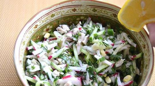 1. Этап. Окрошка (классический рецепт) на кефире: Затем всё перемешайте и добавьте соль, перец и сок лимона.