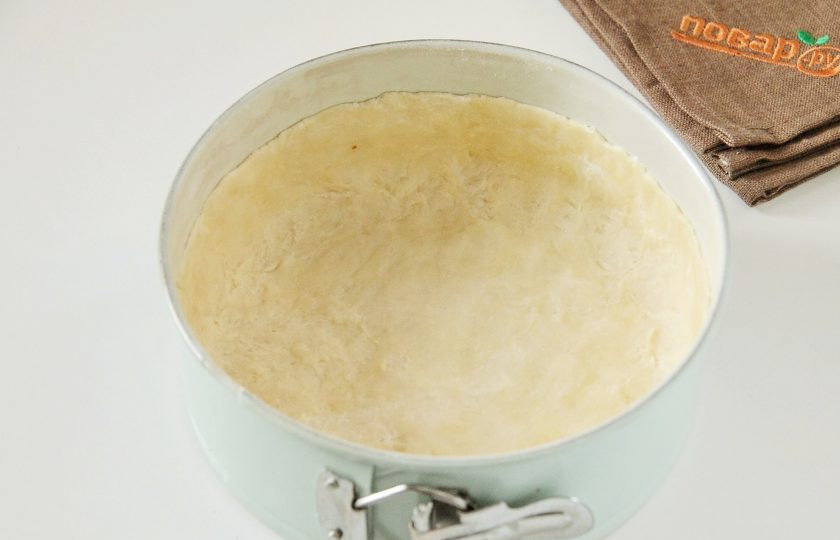 1. Этап. Французский пирог с кукурузой и помидорами: 6. Достаньте тесто и распределите его в смазанной форме для выпечки, формируя руками высокие бортики.