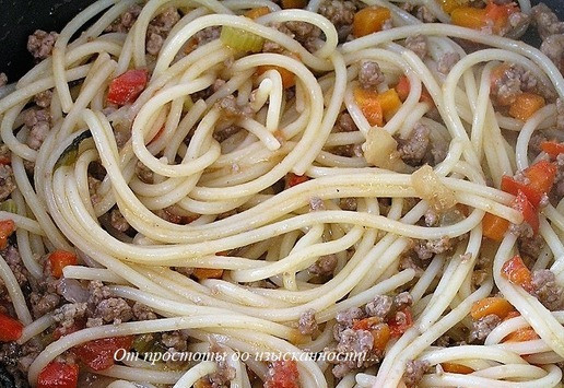 1. Этап. Паста торкио с рагу из ягненка: Выложите пасту в рагу, перемешайте.