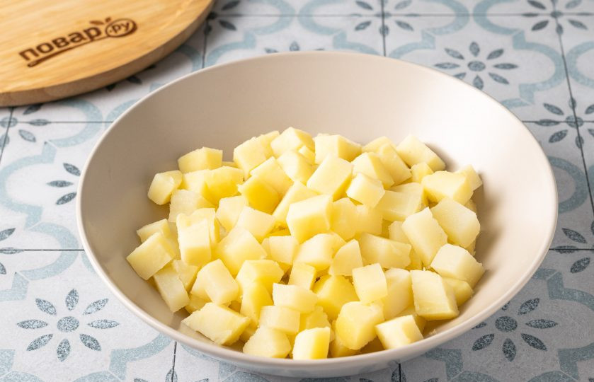 1. Этап. Чешский картофельный салат: Очистите картофель и нарежьте кубиками.