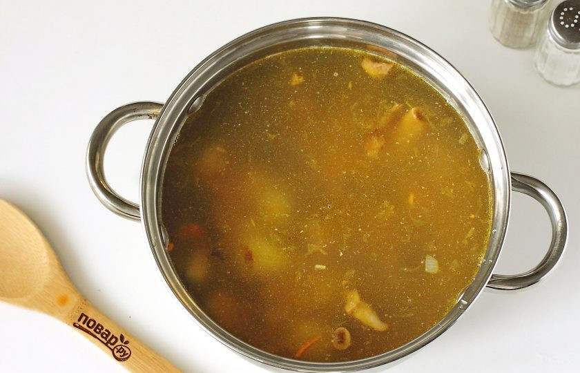 1. Этап. Грибной суп с фунчозой: Добавьте содержимое сковороды и картофель. Посолите по вкусу и варите на умеренном огне около 20 минут или до готовности картофеля.