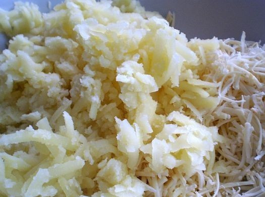 1. Этап. Галушки картофельные: Остывший картофель и сыр натираем на крупной терке. Солим.