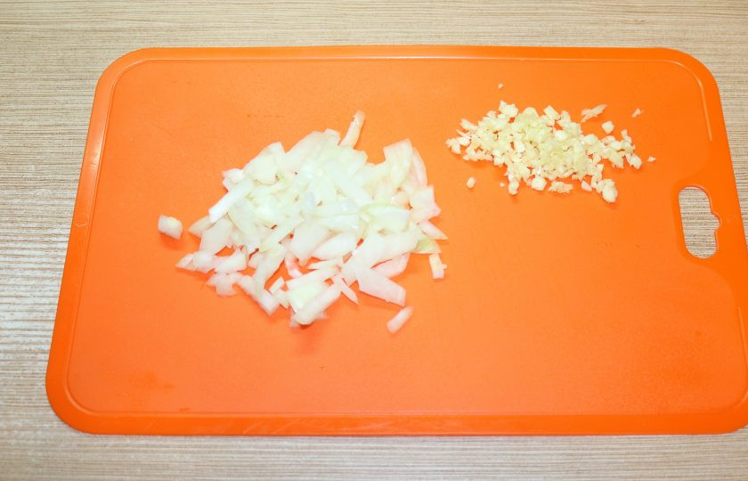 1. Этап. Оладьи из чечевицы с булгуром: Почистите и мелко нарежьте лук и чеснок.