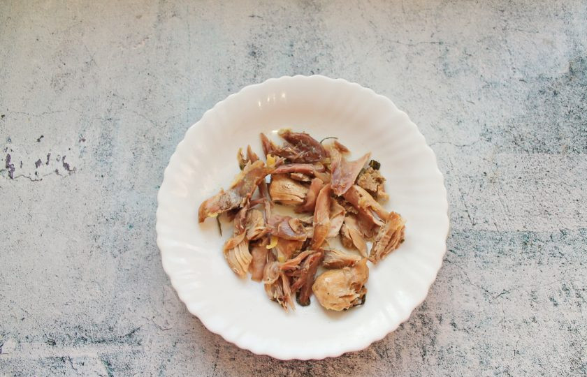 1. Этап. Щи из крошева с курицей: У курицы удалите кости, мясо разберите на куски и добавьте обратно в суп вместе с картофелем.