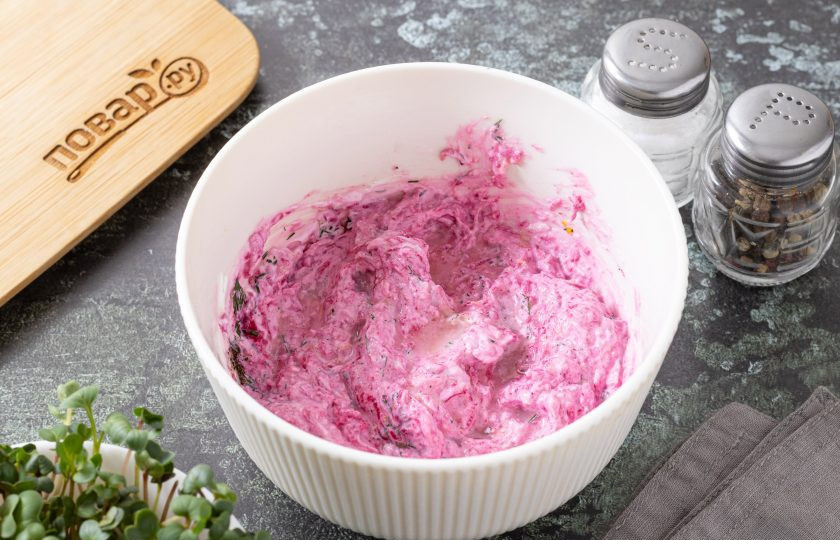 1. Этап. Свекольный дзадзики: Влейте сок лимона и оливковое масло. Все перемешайте.