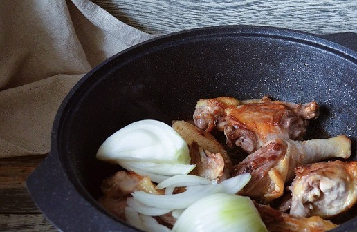 1. Этап. Соус по-кубански с курицей: Обжарить со всех сторон на сильном огне до румянца, добавить полукольца лука. Обжарить с луком ещё 5 минут.