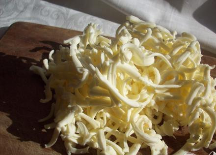 1. Этап. Суп из плавленных сырков: 5. Достаем из морозильной камеры плавленые сырки, которые мы туда предварительно помещали. Натираем их на крупной терке.