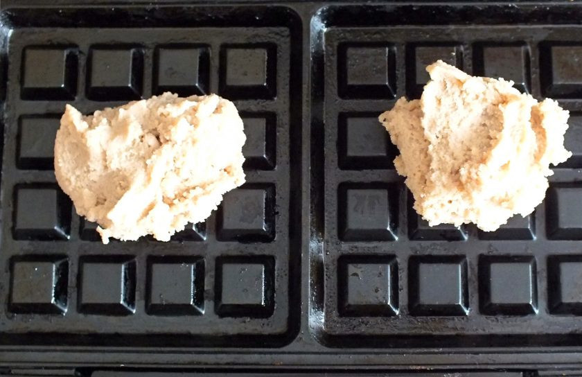 1. Этап. Вафли из гречневой муки: Разогрейте вафельницу. Смажьте панели растительным маслом. Выложите тесто. На одну вафлю 2-3 ст.л. теста. Прикройте крышкой, и готовьте вафли в течение 7-10 минут.