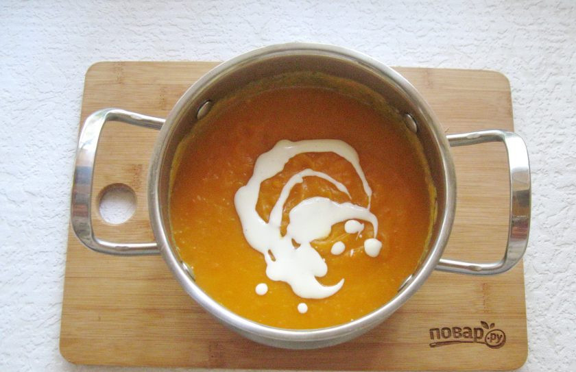 1. Этап. Тыквенный суп-пюре с мясом: Добавьте в кастрюлю сливки и бульон, корректируя густоту супа по своему вкусу.