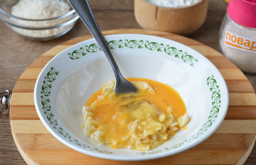 1. Этап. Бананово-кокосовый пирог: Вбейте куриное яйцо и перемешайте с банановым пюре.