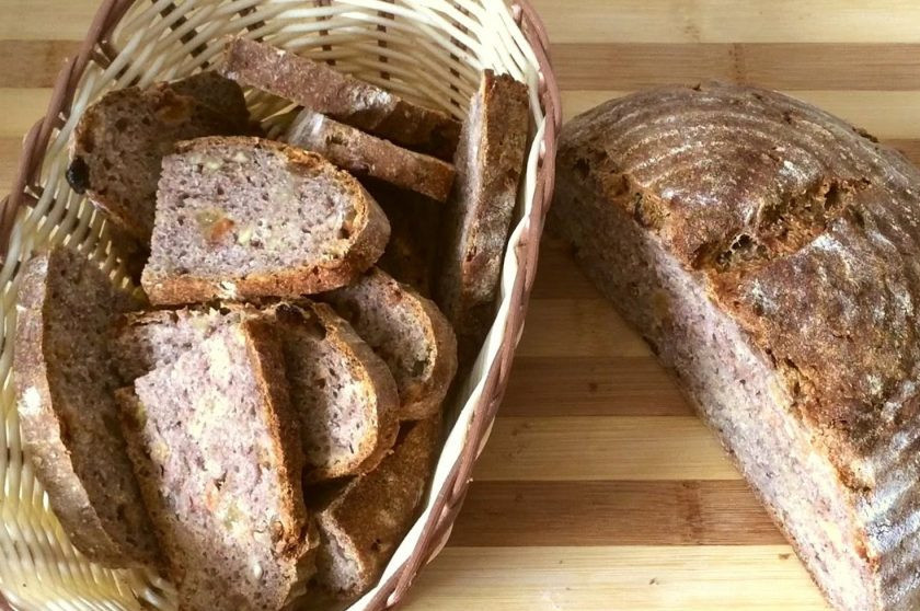 1. Этап. Пшенично-ржаной хлеб на закваске: Духовку вместе с камнем для хлеба разогрейте до 240 градусов, выпекайте хлеб 10 минут. Снизьте температуру до 200 градусов и выпекайте еще 35 минут. Хлеб полностью остудите на решетке. Приятного аппетита!