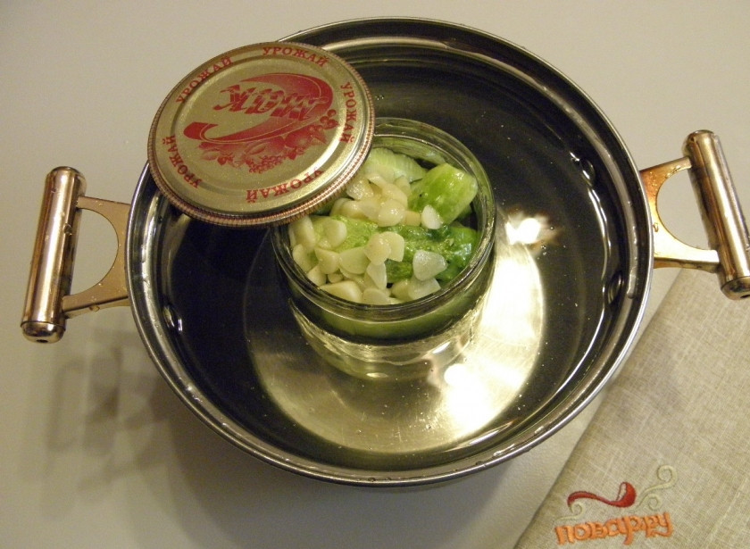 1. Этап. Маринованные огурцы в собственном соку: Прикройте крышками и стерилизуйте каждую банку по 5 минут. После чего можно закатать огурчики и хранить их в прохладном месте.