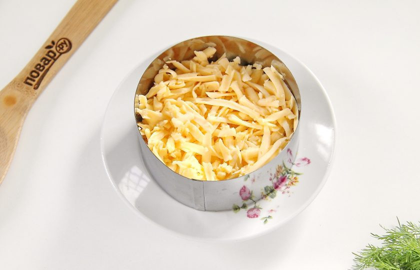 1. Этап. Салат Генеральский классический: Далее выложите слой тертого сыра.