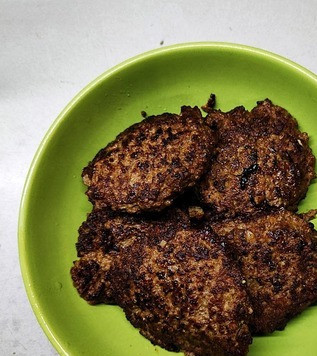 1. Этап. Печеночные котлеты с соусом 3 сыра: Обжарить котлеты на растительном масле, выкладывая на разогретую сковороду при помощи ложки.