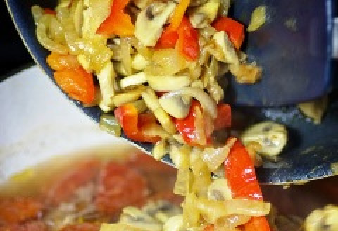 1. Этап. Мясо, тушенное в духовке: Через полтора часа достаем кастрюлю из духовки, добавляем в нее поджарку из грибов и овощей. Приправляем наше блюдо щепоткой кориандра, солим и перчим по вкусу. Накрываем крышкой и ставим обратно еще на 30 минут.