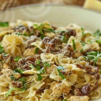 Паста с лисичками и курицей